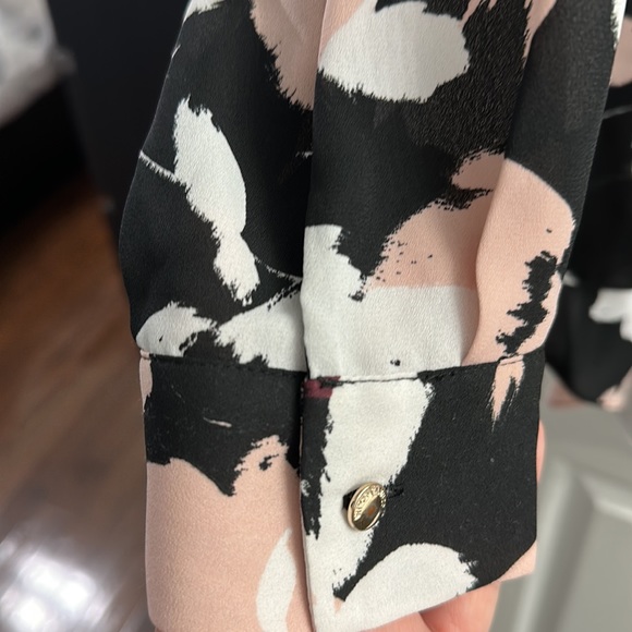 Vince Camuto “Tuxedo style” Floral Blouse - Picture 3 of 6